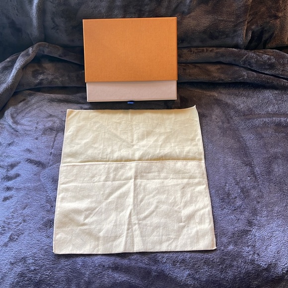 Louis Vuitton box and dust bag. - Picture 2 of 3